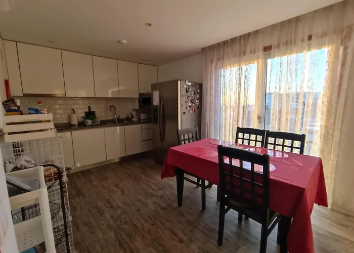 بيت شباب Cachinnans &